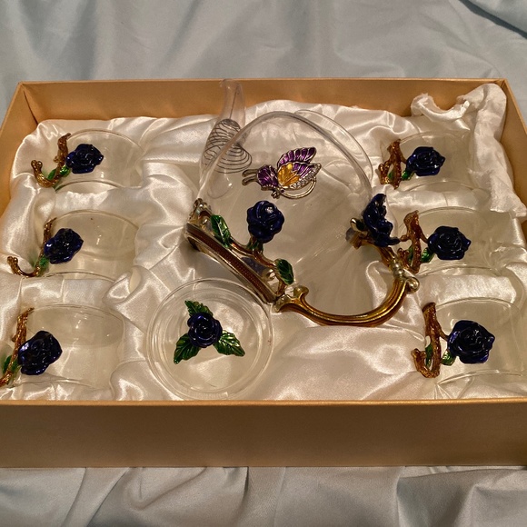 A glass tea set (does not come with plates)